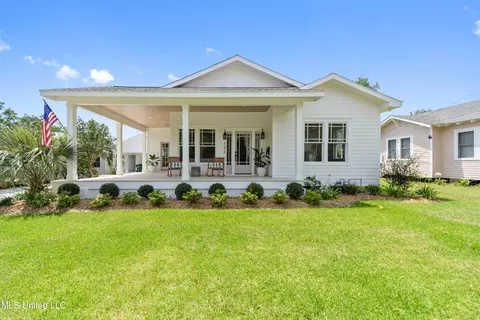 122 Ulman Ave, Bay Saint Louis, MS 39520