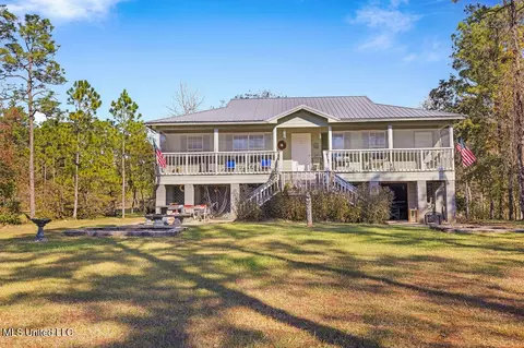 2529 Indian Point Pkwy, Gautier, MS 39553