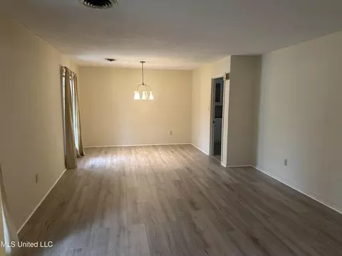 Living - 149 Colonial Circle Cir, Jackson, MS 39211 photo 1 of 2