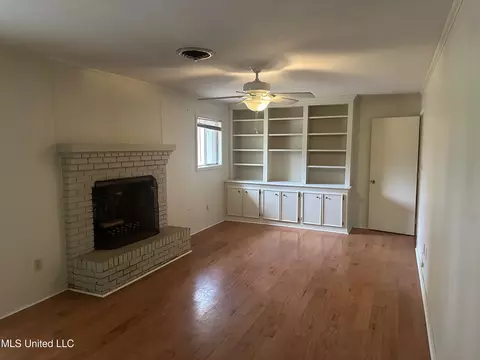 Living - 149 Colonial Circle Cir, Jackson, MS 39211 photo 2 of 2