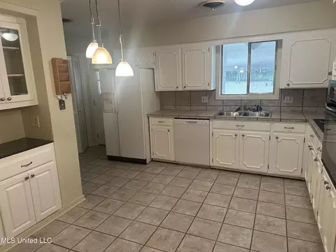 Kitchen - 149 Colonial Circle Cir, Jackson, MS 39211 photo 3 of 3