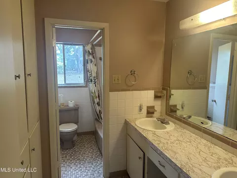 Bath - 149 Colonial Circle Cir, Jackson, MS 39211 photo 1 of 2