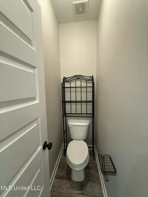 Bath - 2070 Aspen Dr, Nesbit, MS 38651 photo 2 of 5