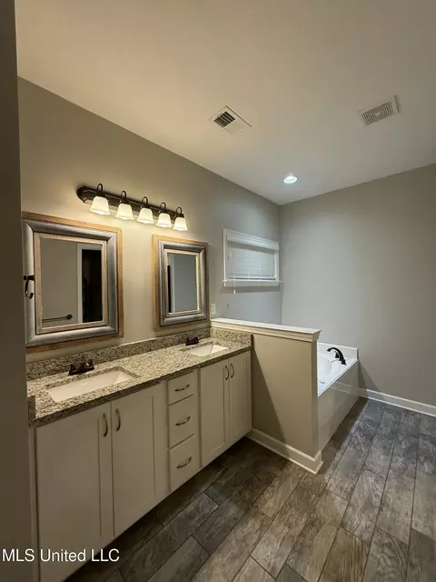 Bath - 2070 Aspen Dr, Nesbit, MS 38651 photo 1 of 5