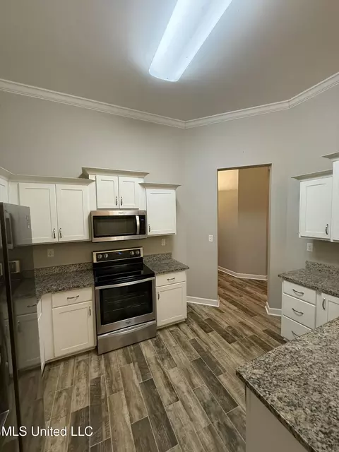 Kitchen - 2070 Aspen Dr, Nesbit, MS 38651 photo 2 of 2