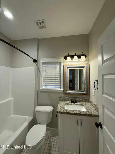 Bath - 2070 Aspen Dr, Nesbit, MS 38651 photo 5 of 5