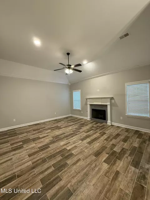 Living - 2070 Aspen Dr, Nesbit, MS 38651 photo 1 of 1