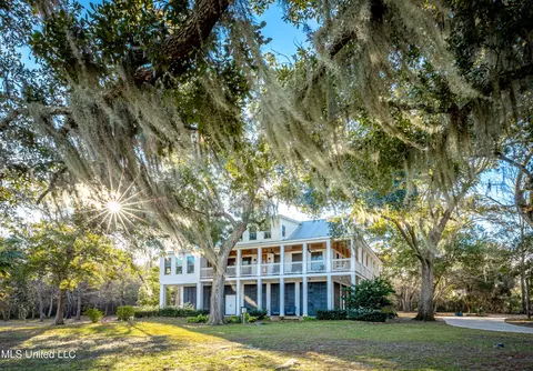 1420 Elizabeth St, Ocean Springs, MS 39564