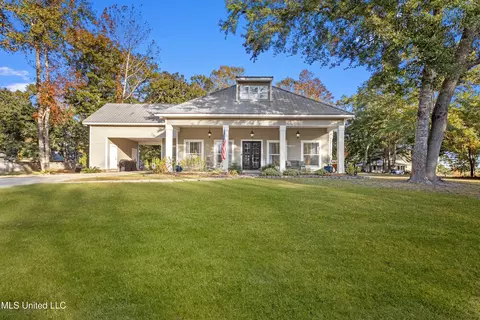 3032 Magnolia Ln, Ocean Springs, MS 39564