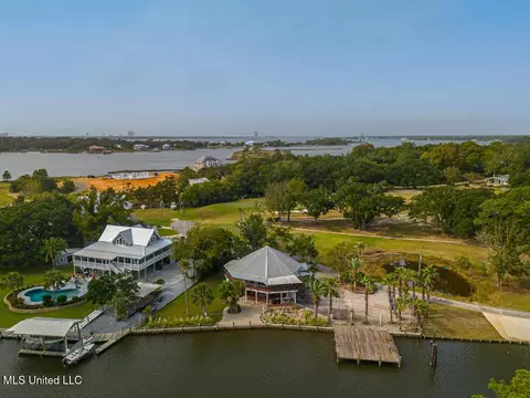 5710 Caldwell Dr, Ocean Springs, MS 39564