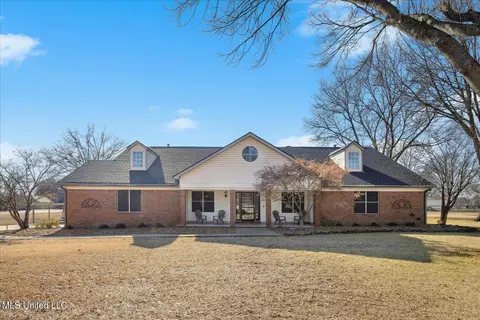 3775 Meadow Creek Dr, Olive Branch, MS 38654
