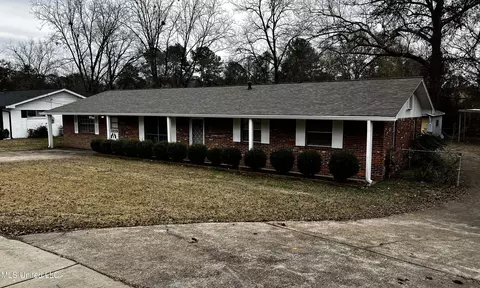 151 Lake Harbour Dr, Ridgeland, MS 39157