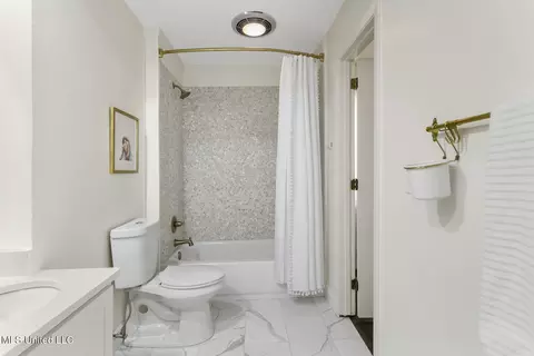Bath - 5405 Charter Oak Place Pl, Jackson, MS 39211 photo 2 of 3