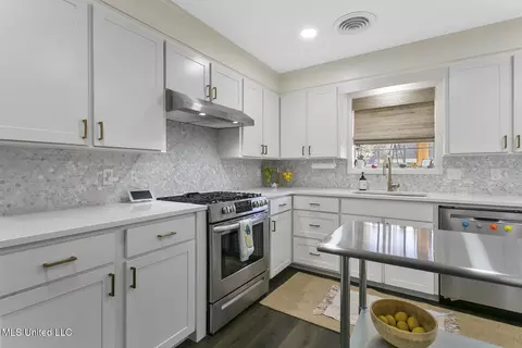 Kitchen - 5405 Charter Oak Place Pl, Jackson, MS 39211 photo 2 of 5