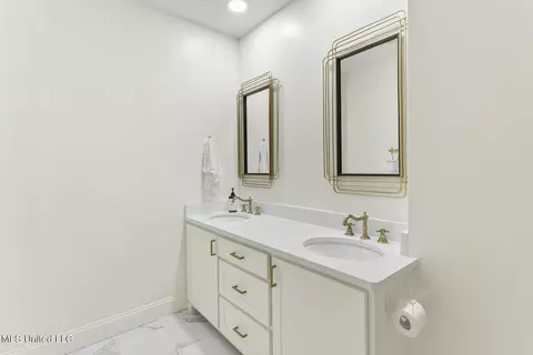 Bath - 5405 Charter Oak Place Pl, Jackson, MS 39211 photo 1 of 3