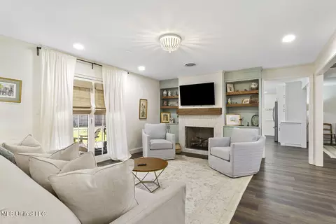 Living - 5405 Charter Oak Place Pl, Jackson, MS 39211 photo 3 of 4