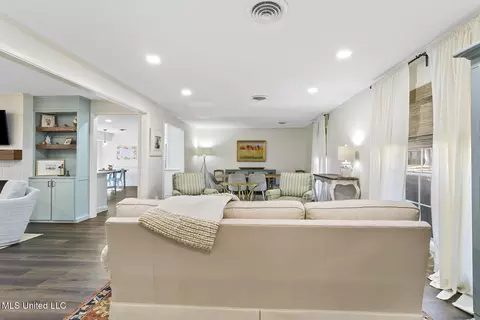 Living - 5405 Charter Oak Place Pl, Jackson, MS 39211 photo 2 of 4