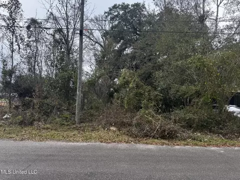 327 Ballentine St, Bay Saint Louis, MS 39520