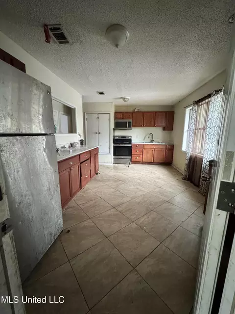 4100 Karen St, Moss Point, MS 39563 photo 2