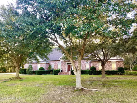 211 N Hill Dr, Carriere, MS 39426