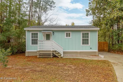 2621 N 11th St, Ocean Springs, MS 39564