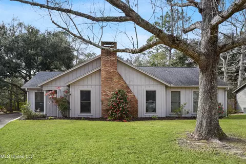 1901 Winwood Dr, Gautier, MS 39553