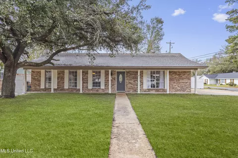 2700 English Dr, Ocean Springs, MS 39564