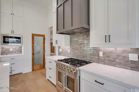 Kitchen - 231 Bronson Bnd, Flowood, MS 39232 photo 7 of 8