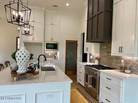 Kitchen - 231 Bronson Bnd, Flowood, MS 39232 photo 3 of 8