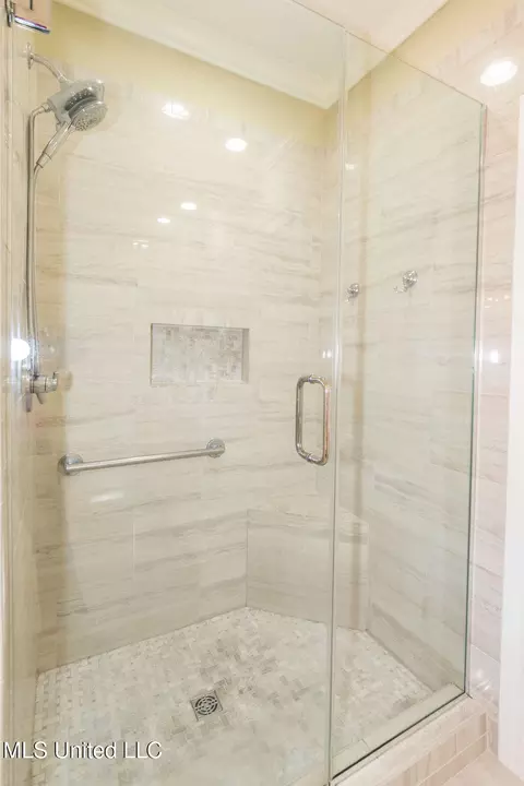 Bath - 504 Arbor Dr, Madison, MS 39110 photo 2 of 5
