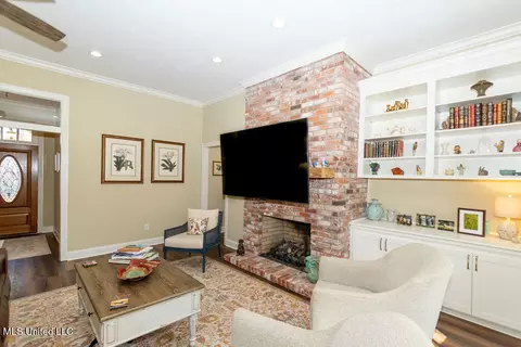 Living - 504 Arbor Dr, Madison, MS 39110 photo 2 of 2
