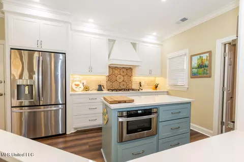Kitchen - 504 Arbor Dr, Madison, MS 39110 photo 2 of 10