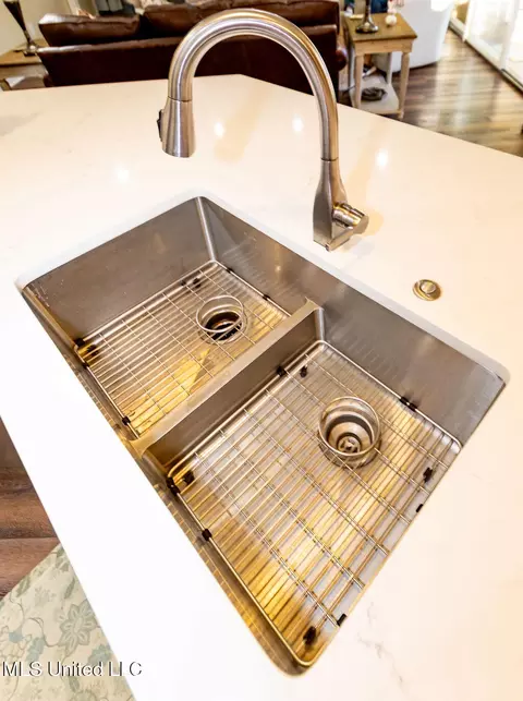 Kitchen - 504 Arbor Dr, Madison, MS 39110 photo 8 of 10