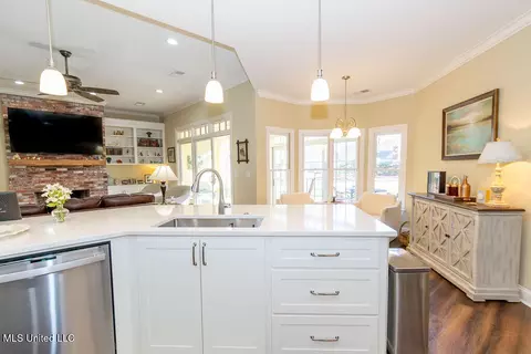 Kitchen - 504 Arbor Dr, Madison, MS 39110 photo 9 of 10