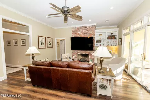 Living - 504 Arbor Dr, Madison, MS 39110 photo 1 of 2