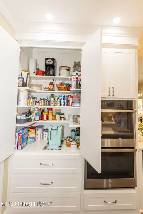 Kitchen - 504 Arbor Dr, Madison, MS 39110 photo 5 of 10