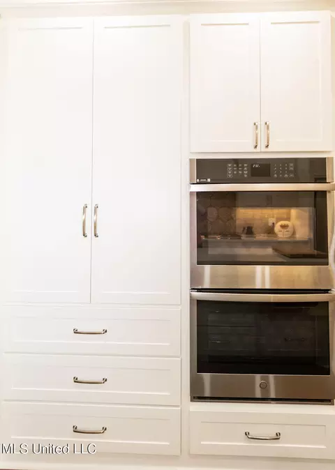 Kitchen - 504 Arbor Dr, Madison, MS 39110 photo 6 of 10