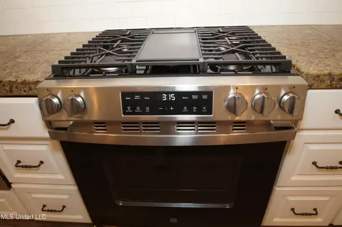 Kitchen - 4620 W Cheryl Dr, Jackson, MS 39211 photo 3 of 4