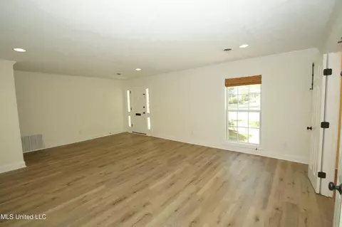 Living - 4620 W Cheryl Dr, Jackson, MS 39211 photo 2 of 5
