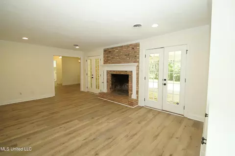 Living - 4620 W Cheryl Dr, Jackson, MS 39211 photo 4 of 5