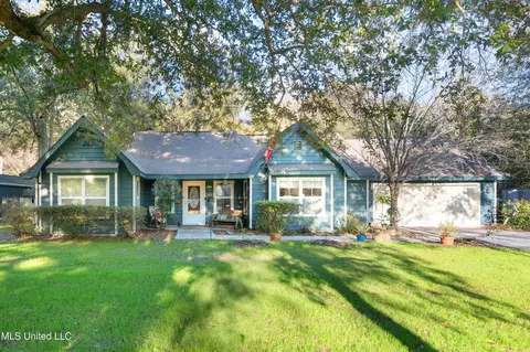 508 Saint Anthony St, Waveland, MS 39576