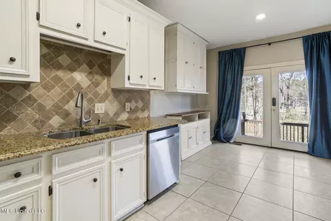 Kitchen - 317 Kee Ct, Madison, MS 39110 photo 2 of 3