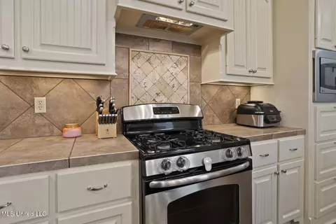 Kitchen - 202 Amethyst Dr, Brandon, MS 39047 photo 3 of 4