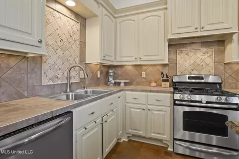 Kitchen - 202 Amethyst Dr, Brandon, MS 39047 photo 2 of 4