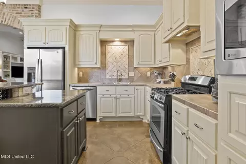 Kitchen - 202 Amethyst Dr, Brandon, MS 39047 photo 4 of 4