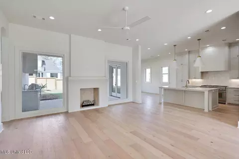 Living - 457 Whittington Cir, Madison, MS 39110 photo 4 of 6