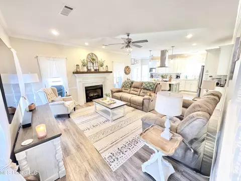 Living - 2640 Hickory Hill Dr, Nesbit, MS 38651 photo 3 of 4