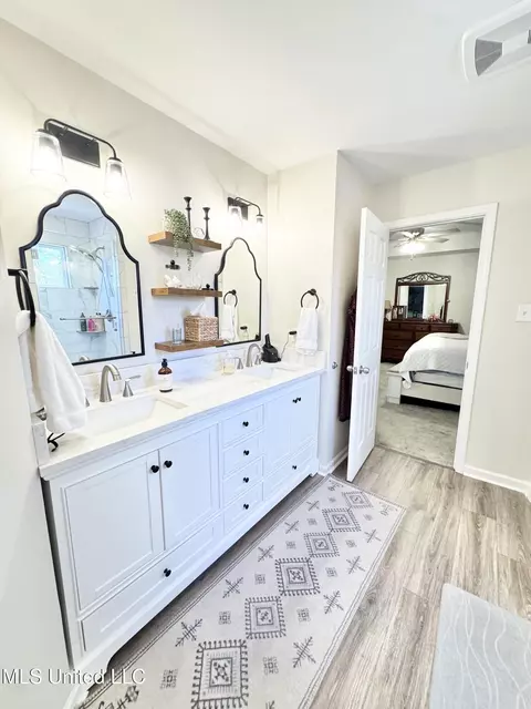 Bath - 2640 Hickory Hill Dr, Nesbit, MS 38651 photo 3 of 5