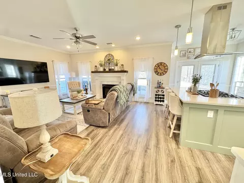 Living - 2640 Hickory Hill Dr, Nesbit, MS 38651 photo 1 of 4