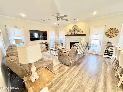 Living - 2640 Hickory Hill Dr, Nesbit, MS 38651 photo 2 of 4